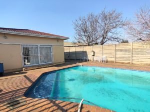 4 Bedroom House with Pool in Casseldale 111637952
