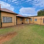 3 Bedroom house with 3 flats for sale in Casseldale
