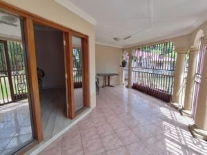 Immaculate 3 Bed House with Large Flat in Selection Park 113560966