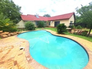 4 Bed House With Pool and Flat in Dunnottar 113819469