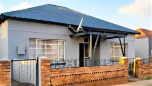 4 Bed House With 3 Flatlets for Sale in Geduld Ext 1