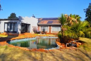 4 Bed House with Pool and Flat for Sale in Daggafontein 114687634