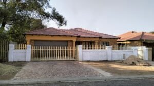 Modern 3 Bedroom Tuscan Style house for Sale in Dunnottar